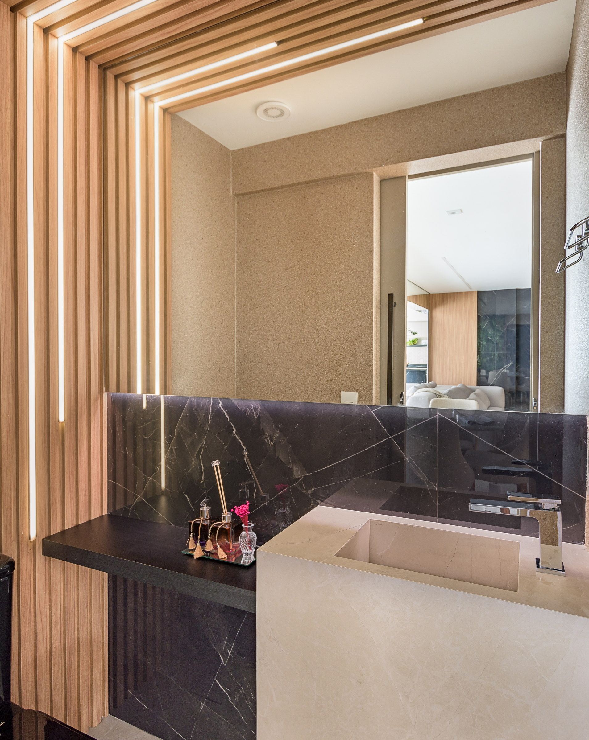 Detalhe de parede revestida e iluminação embutida
