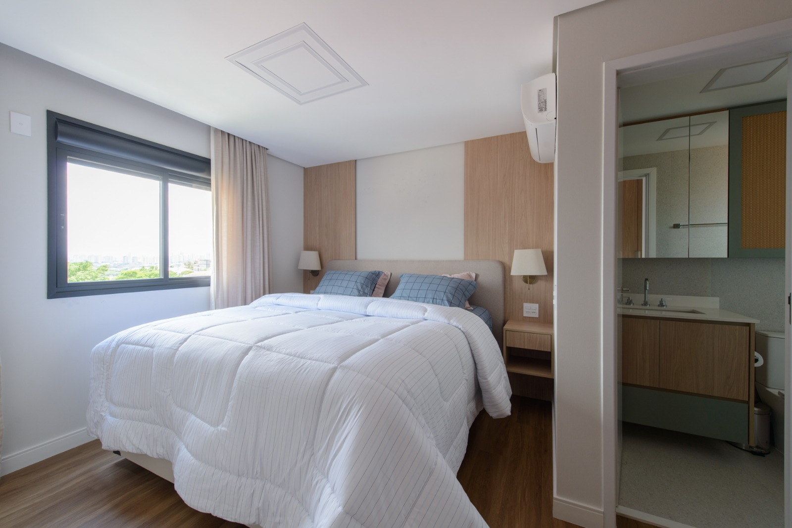 Quarto reformado, com parede revestida e piso em tom claro